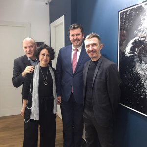 Il fotografo polacco Edmund Kurenia mostra il suo lavoro al direttore dell'Istituto Polacco a Roma, insieme a Simona Ottolenghi e Roberto Gabriele 