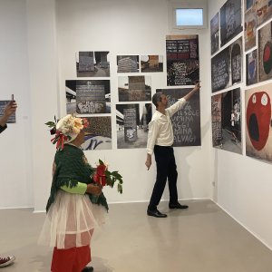 Gustavo Giacosa che indica le foto della mostra
