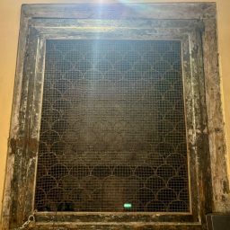 A new artwork for the votive shrine on Via dei Cappellari