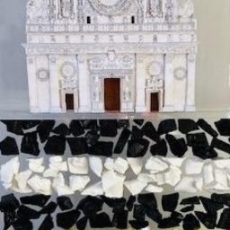 PODOCATHARUS. SCOLPIRE LA POESIA La perfezione del nero