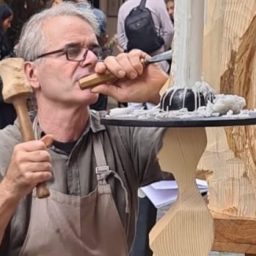 Dal vivo scolpire sul marciapiede nel cuore di Roma