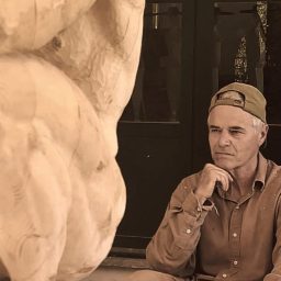 A ogni colpo di scalpello, il legno prende vita