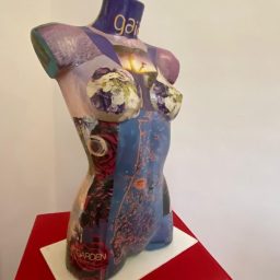 opera di pittoscultura - manichino -titolo La primavera - tecnica mista carta riciclata e acrilici