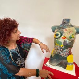 opere di pittoscultura : IL FUTURO E 'DONNA -manichino tecnica mista con carta riciclata di giornali