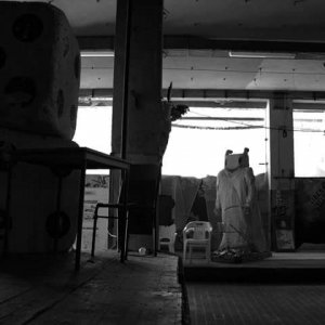 Sculturalac sita al MAAM museo dell'altro e dell'altrove .Scultura alta 3 metri prodotta con materiali di riciclo e affettivi .Foto di Paola Pierantò .