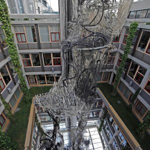 Mäander, Dominoart Reutlingen, Germania, scultura  di 16 m altezza che va  dal tetto di vetro ad una pavimentazione a specchio, 2014 -15