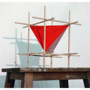 Tetraedro colo fuoco inscritto nel cubo- 2019.  Ferro e smalti industriali