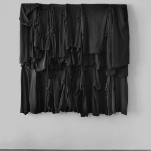 Quadro quasi svedese III (a Malevic), 2017 - perni di alluminio, magliette nere, parete cm. 140 x 140
