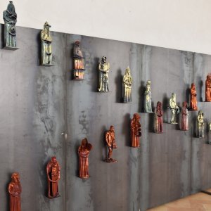 RefleX: figure per riflettere, 2019 con Maurizio Tittarelli Rubboli, terracotta, lustro in vernice, installazione 5m x 2m, sculture 45cm H max