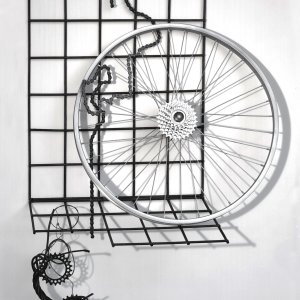 Stand-Bike, 2022 - cm 100x70x30 - Oggetti di recupero supportati da rete elettrosaldata in ferro 