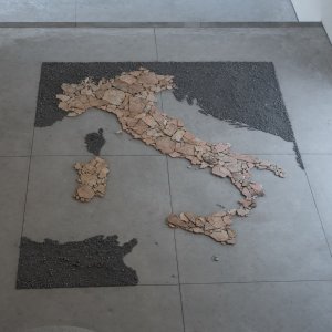 FRAMMENTI - ITALIA POLITICA 2016 Luca Mauceri, intonaco, cemento, grafite, cm 390X350