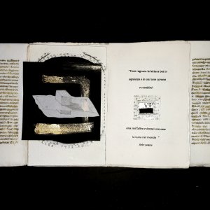 Letizia Ardillo, le lettere del Sefer Yetzirà, la lettera bet. Collage su pagine di libri antichi, foglia d'oro e d'argento