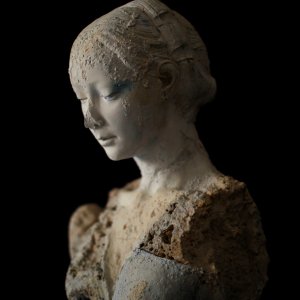 Kore, scultura a grandezza naturale, modello in resina per fusione in bronzo. Opera esposta a Roma Art Week 2021.