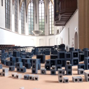 Linea d'orizzonte. Sound-sculpture installation. Ceramic, wood, steel cables. Ø 360cm x 180cm. 2021