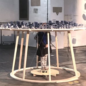 Linea d'orizzonte. Sound-sculpture installation, ceramic, wood, steel cables. Ø 360cm x 180cm. 2021