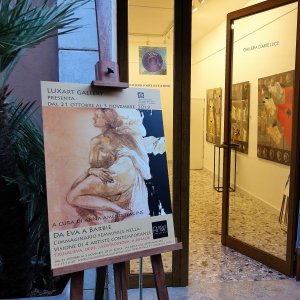 Poster mostra 'Da Eva a Barbie' a cura di Anna Amendolagine, LuxArt Gallery, Roma, RAW, 2019