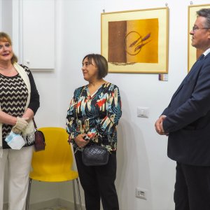 Anna Amendolagine con l'artista bulgara Tania Kalimerova e S.E. l'Ambasciatore Stoyanov, Galleria Bulgaria, RAW, 2021, Roma