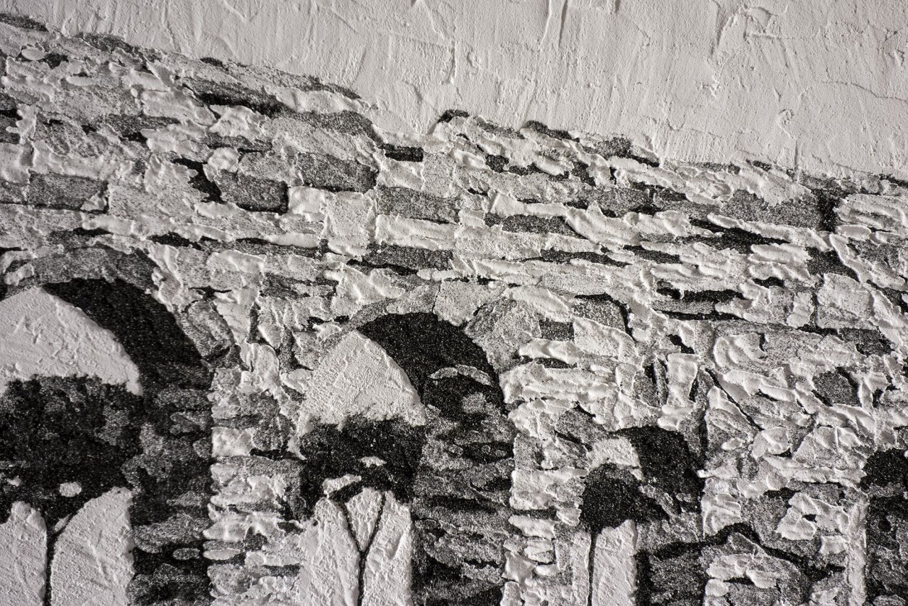 Claudio Felice; 2016; cm.128x49; polvere di marmo di Carrara, sabbie vulcaniche e pigmenti su tavola; dettaglio