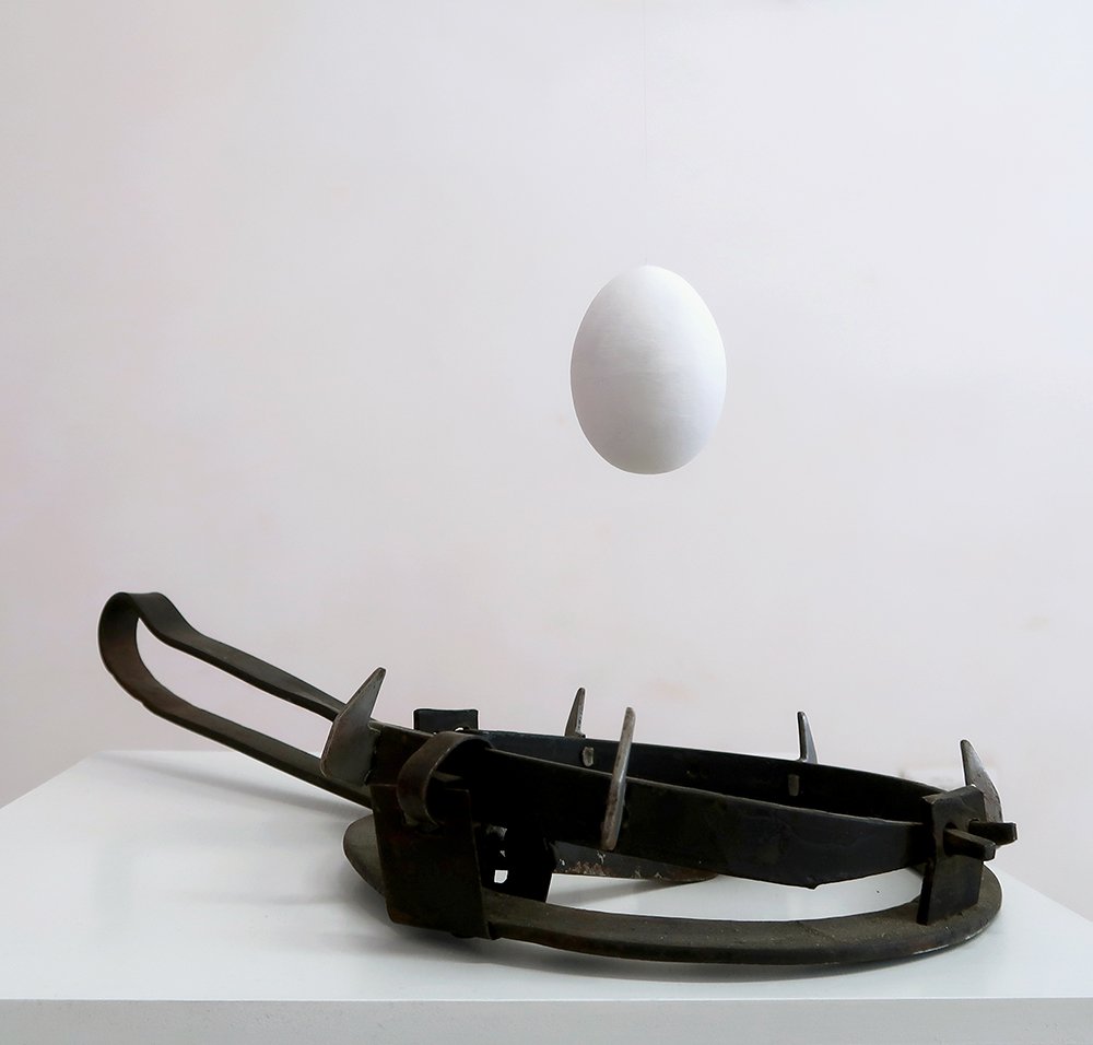 Guendalina Urbani, Immobile atto di attesa, 2015, Installazione con tagliola, uovo, 40 x 5 cm