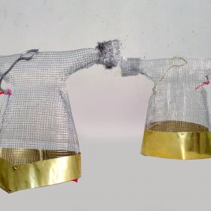 Sagome imperiali, 2017, rete metallica zincata, ottone, nastri