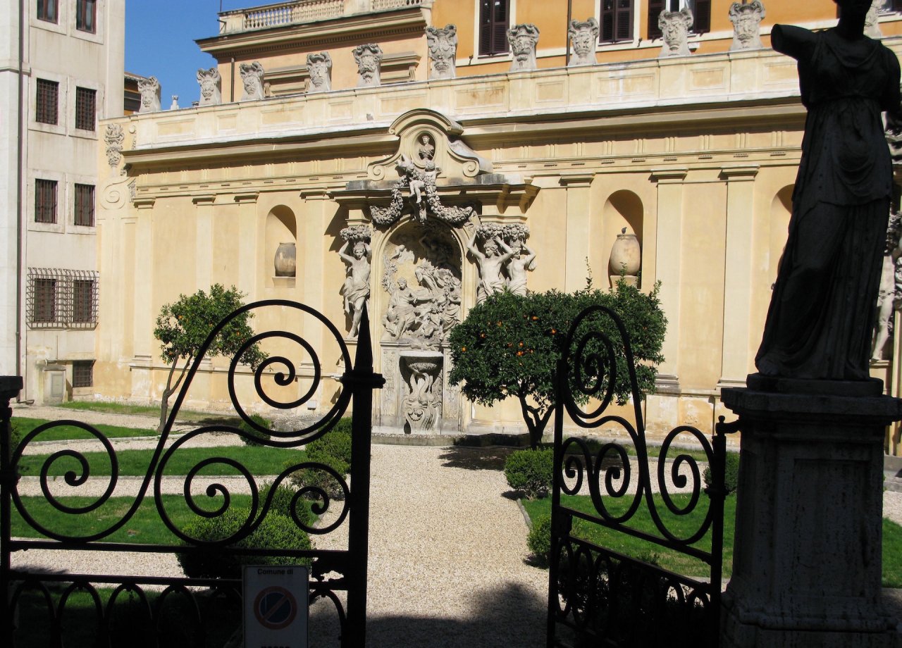 Attraverso il Ninfeo di Palazzo Borghese si accede alla Galleria del Cembalo