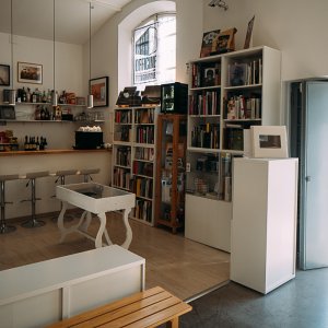 B.stro'F - bookshop & coffee