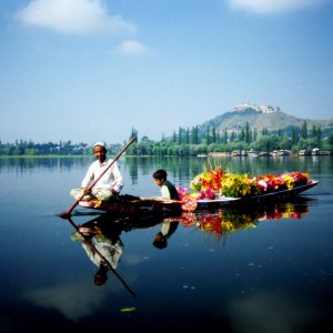 Fioraio sul lago Daal - Kashmir