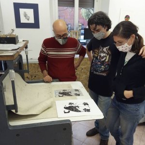 Frank Martinangeli durante i corsi di incisione, prova di stampa