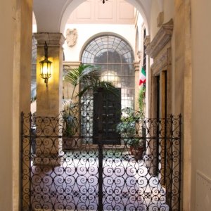 Fondazione Ducci - Palazzo Cisterna, Il Cenacolo de l'Erma, Roma :  La corte
