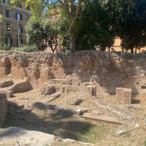 Resti archeologici pertinenti a un tratto delle mura serviane e di alcune tabernae successive 